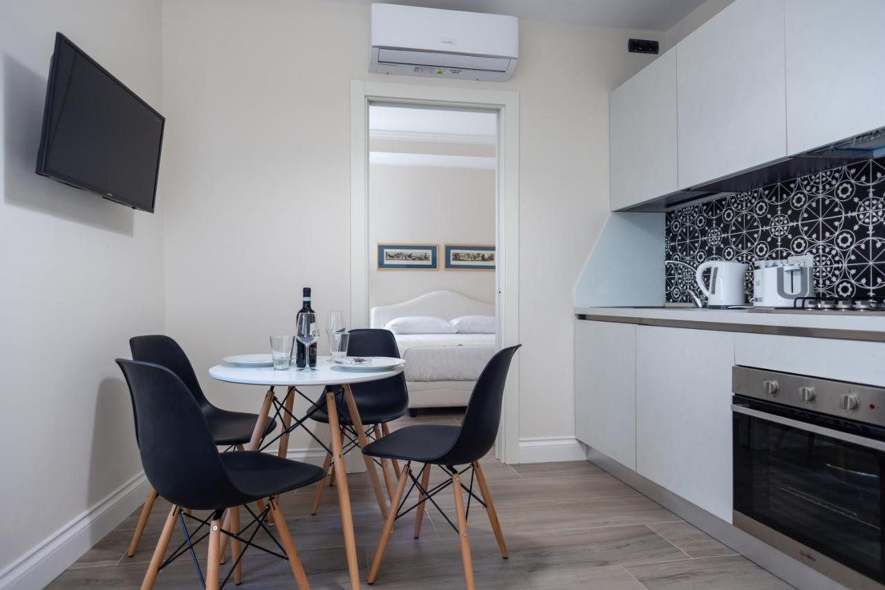 Apartemen 80 m² dengan 3 kamar tidur dan 2 kamar mandi pribadi di Plebiscito Napoli Bagian luar foto