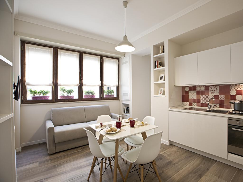 Apartemen 80 m² dengan 3 kamar tidur dan 2 kamar mandi pribadi di Plebiscito Napoli Bagian luar foto