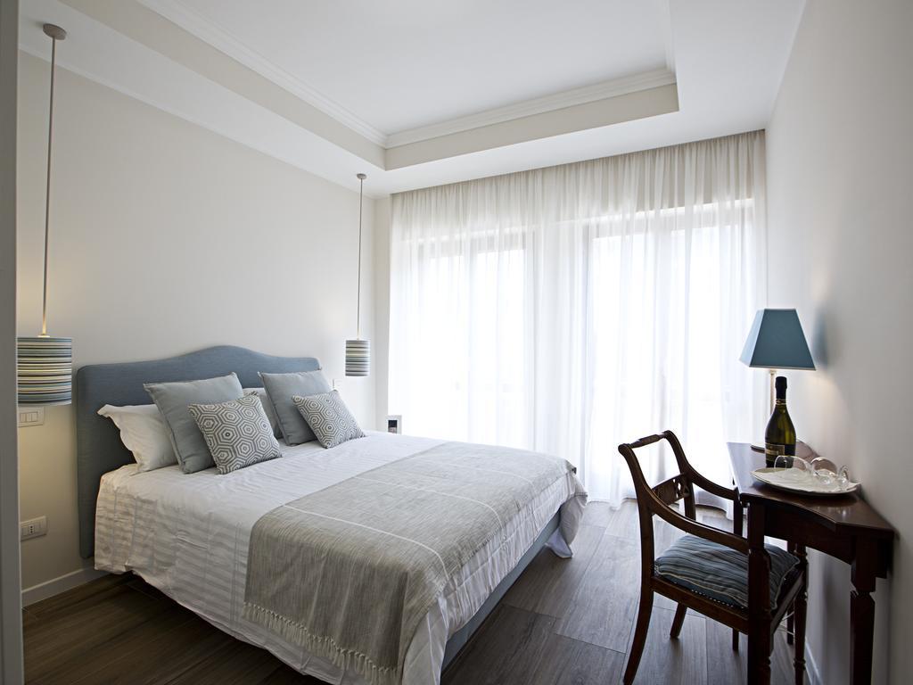 Apartemen 80 m² dengan 3 kamar tidur dan 2 kamar mandi pribadi di Plebiscito Napoli Bagian luar foto