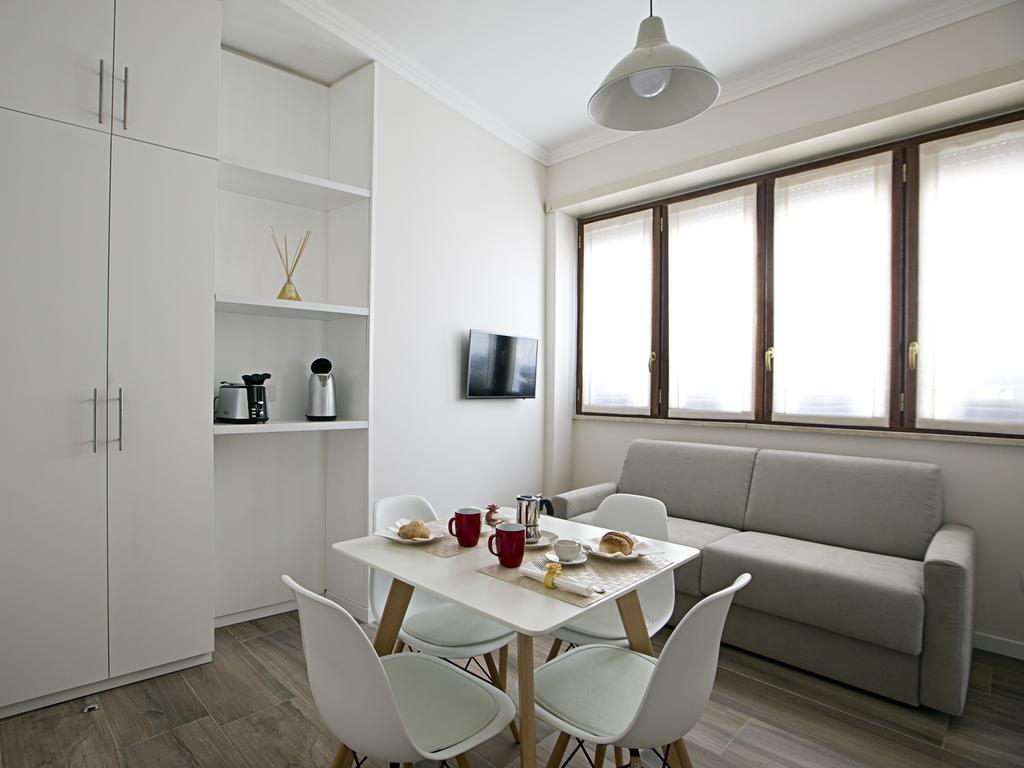 Apartemen 80 m² dengan 3 kamar tidur dan 2 kamar mandi pribadi di Plebiscito Napoli Bagian luar foto