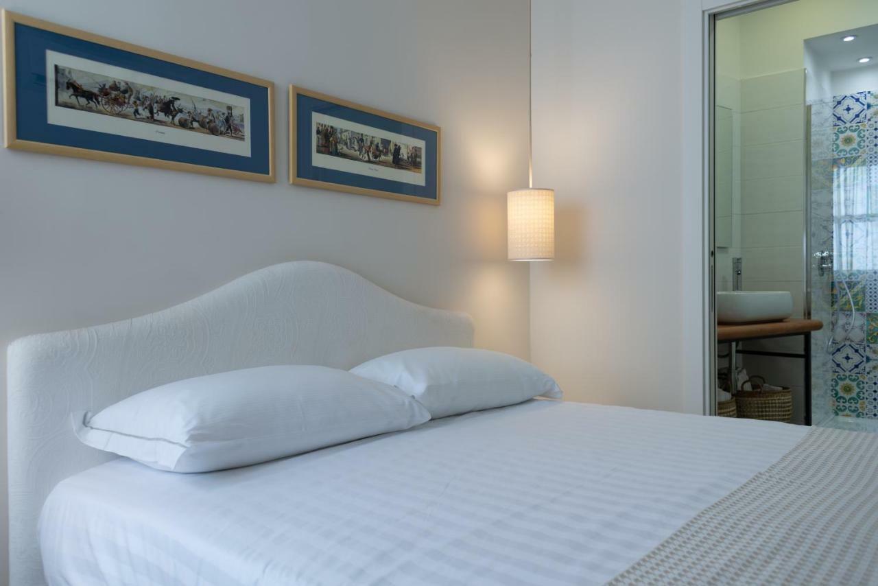 Apartemen 80 m² dengan 3 kamar tidur dan 2 kamar mandi pribadi di Plebiscito Napoli Bagian luar foto